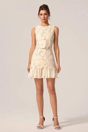 Vestido de Renda Leve com Design Clássico e Elegância Natural