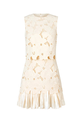 Vestido de Renda Leve com Design Clássico e Elegância Natural