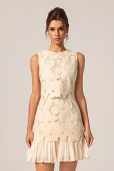 Vestido de Renda Leve com Design Clássico e Elegância Natural