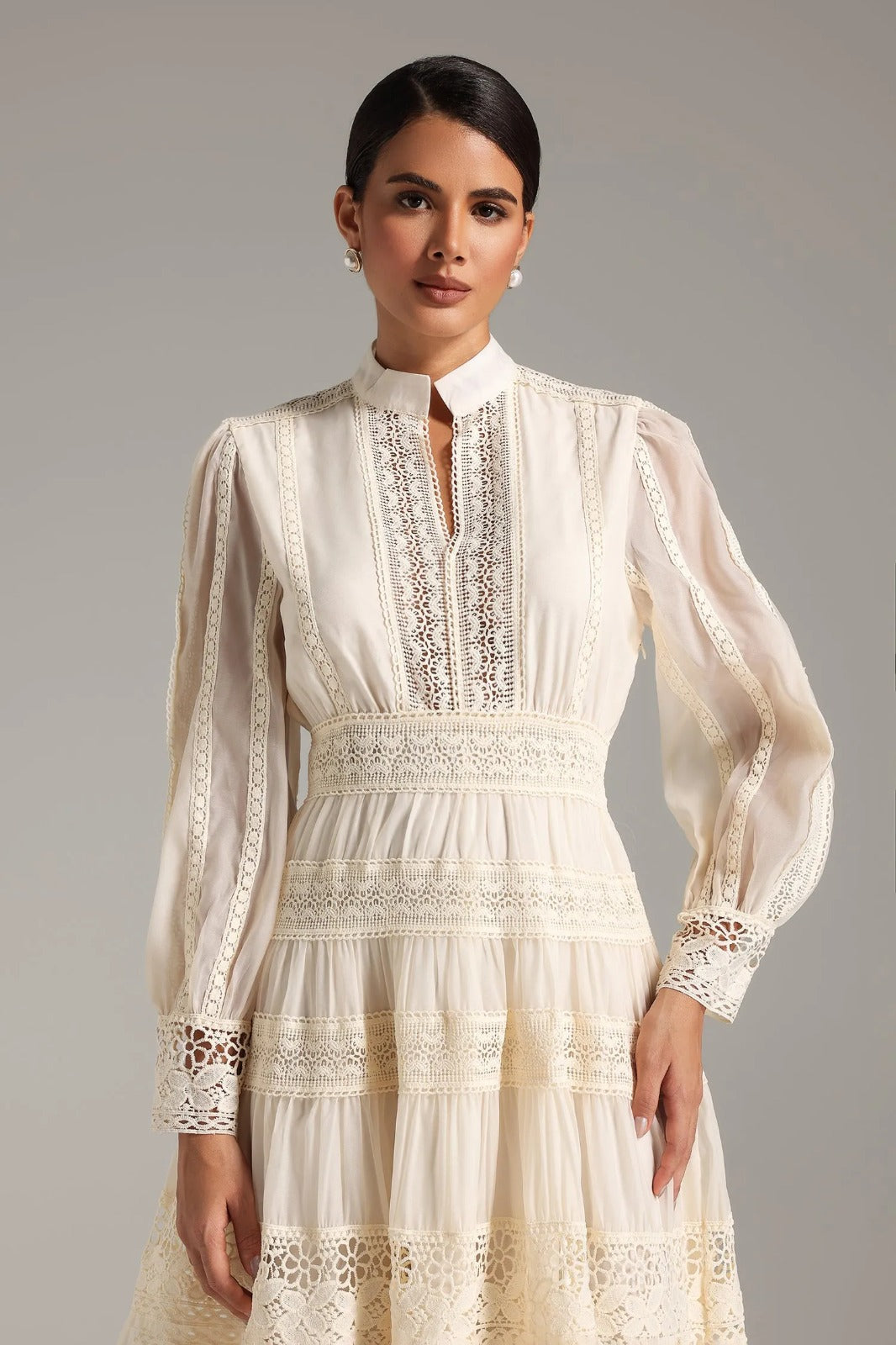 Vestido Midi em Renda com Mangas Longas e Saia em Linha A de Elegância Atemporal