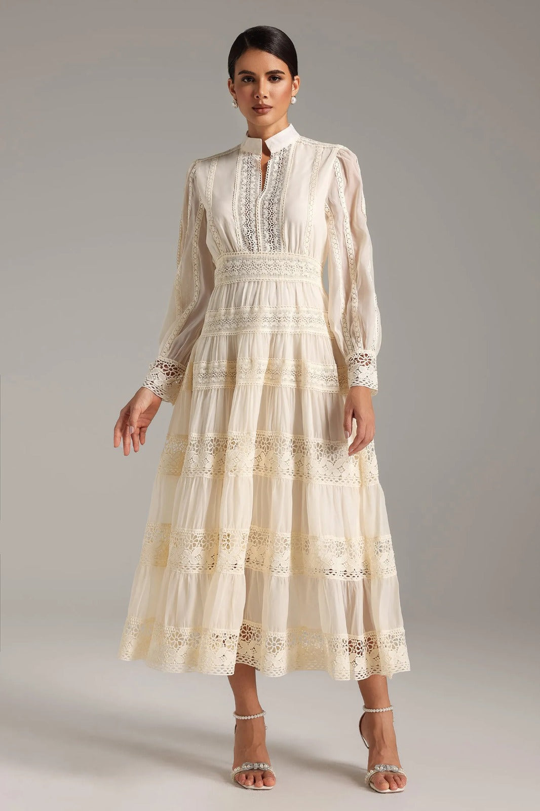 Vestido Midi em Renda com Mangas Longas e Saia em Linha A de Elegância Atemporal