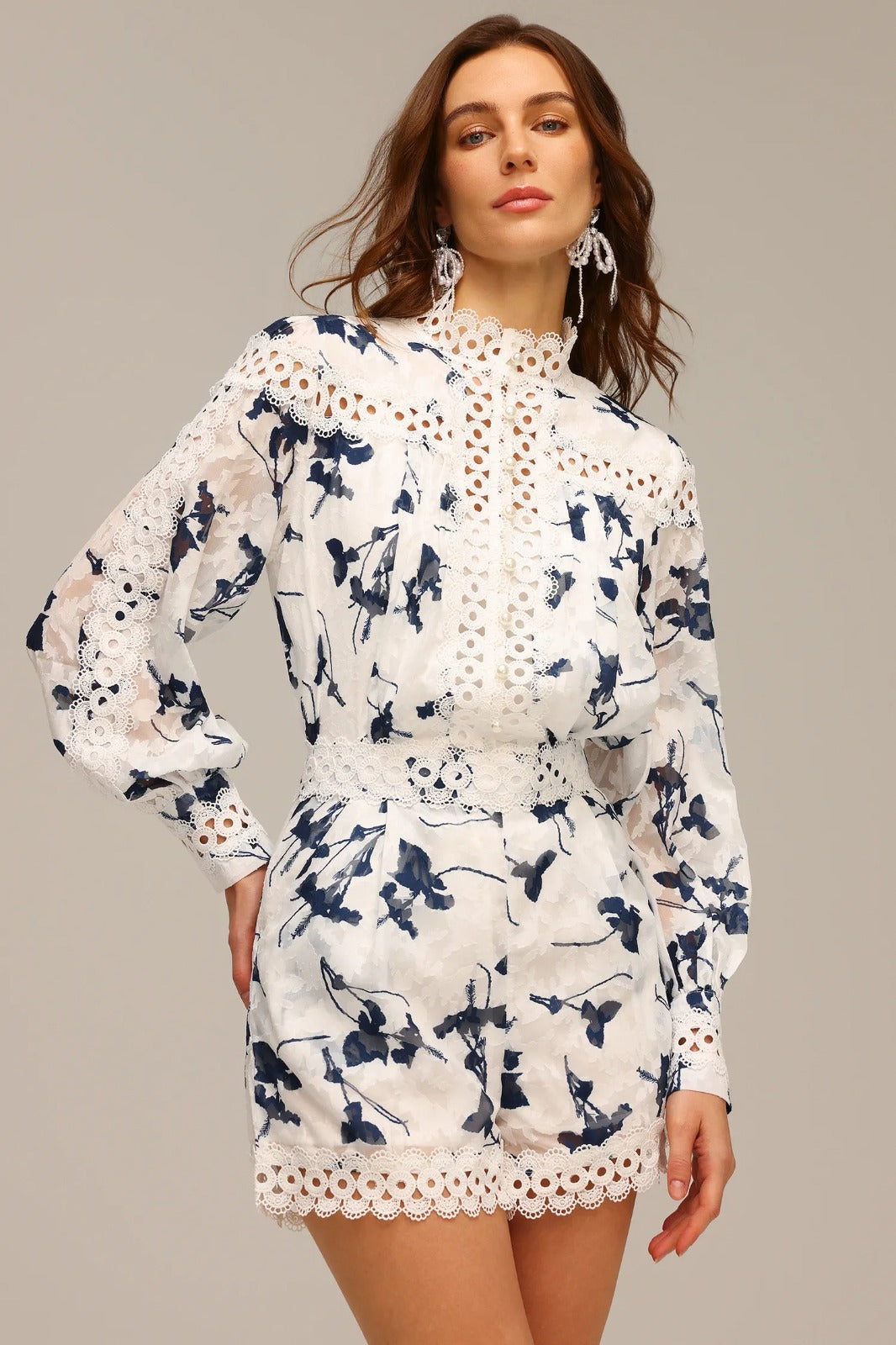 Conjunto de Alta Costura com Renda Vazados Artísticos e Detalhes Bordados à Mão – Elegância Atemporal em Duas Peças