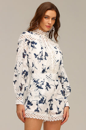 Conjunto de Alta Costura com Renda Vazados Artísticos e Detalhes Bordados à Mão – Elegância Atemporal em Duas Peças