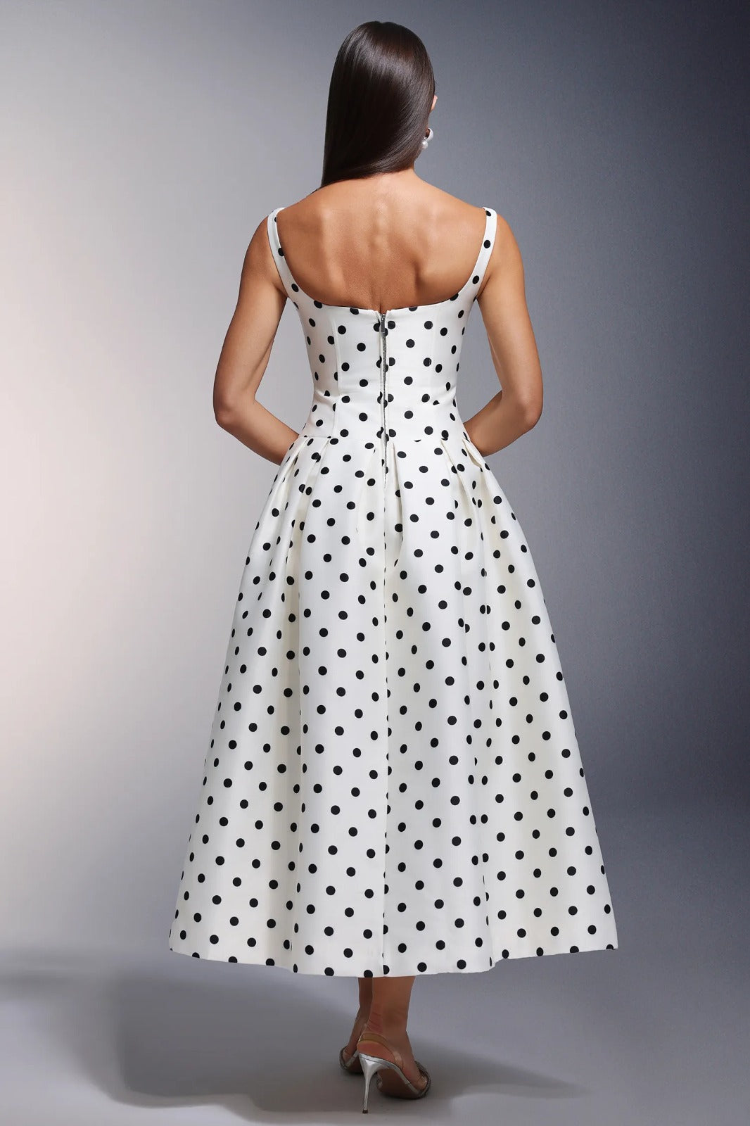 Vestido Longo Plissado com Estampa de Poá, Decote Quadrado e Bolsos Funcionais