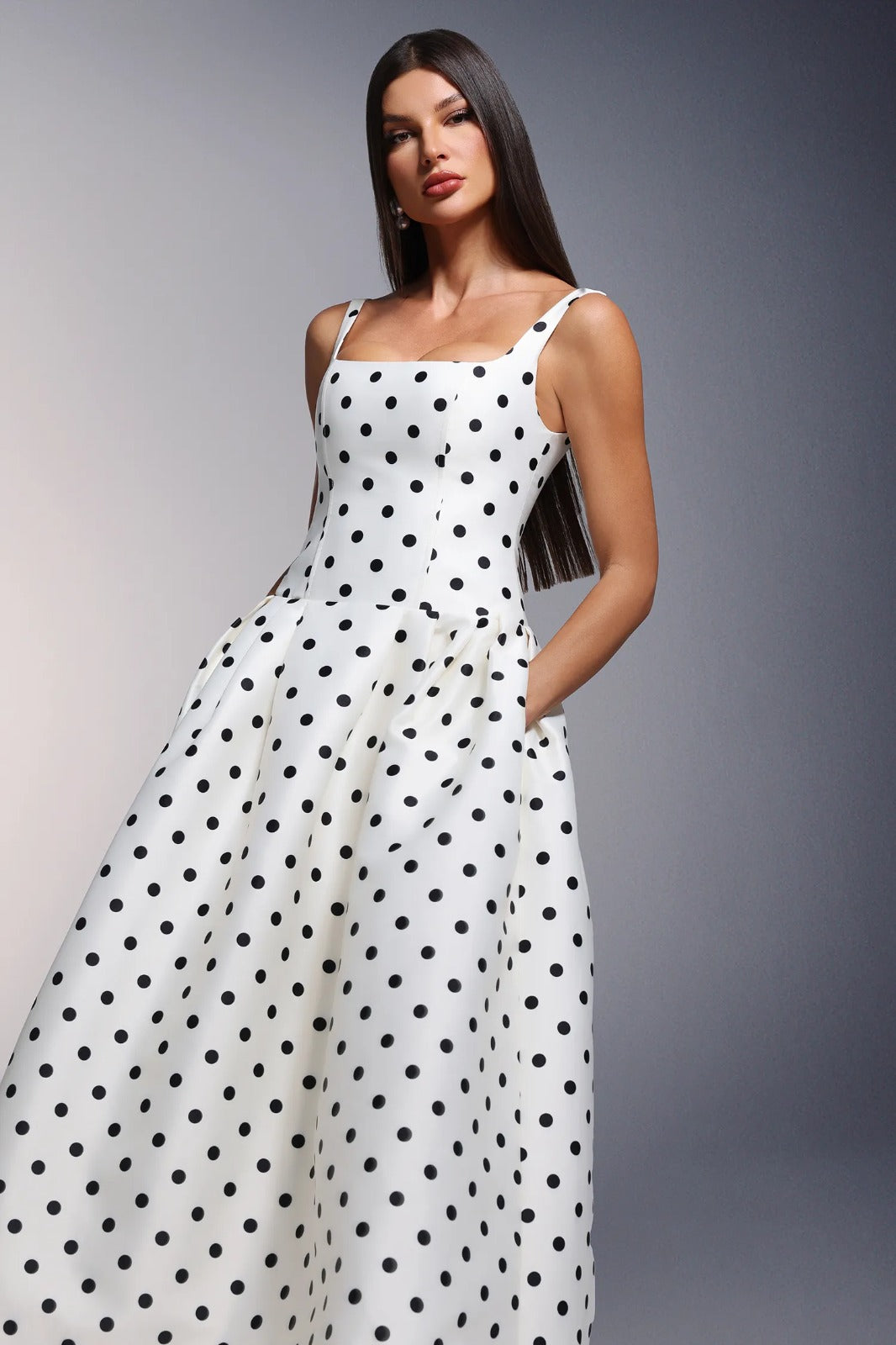 Vestido Longo Plissado com Estampa de Poá, Decote Quadrado e Bolsos Funcionais