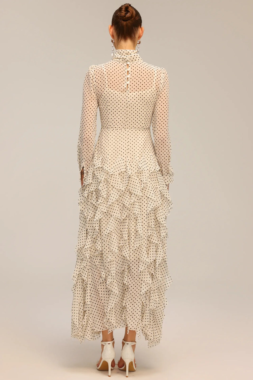 Vestido Longo em Cmadas com Poás, Laço Borboleta no Decote e Saia Sereia de Caimento Escultural