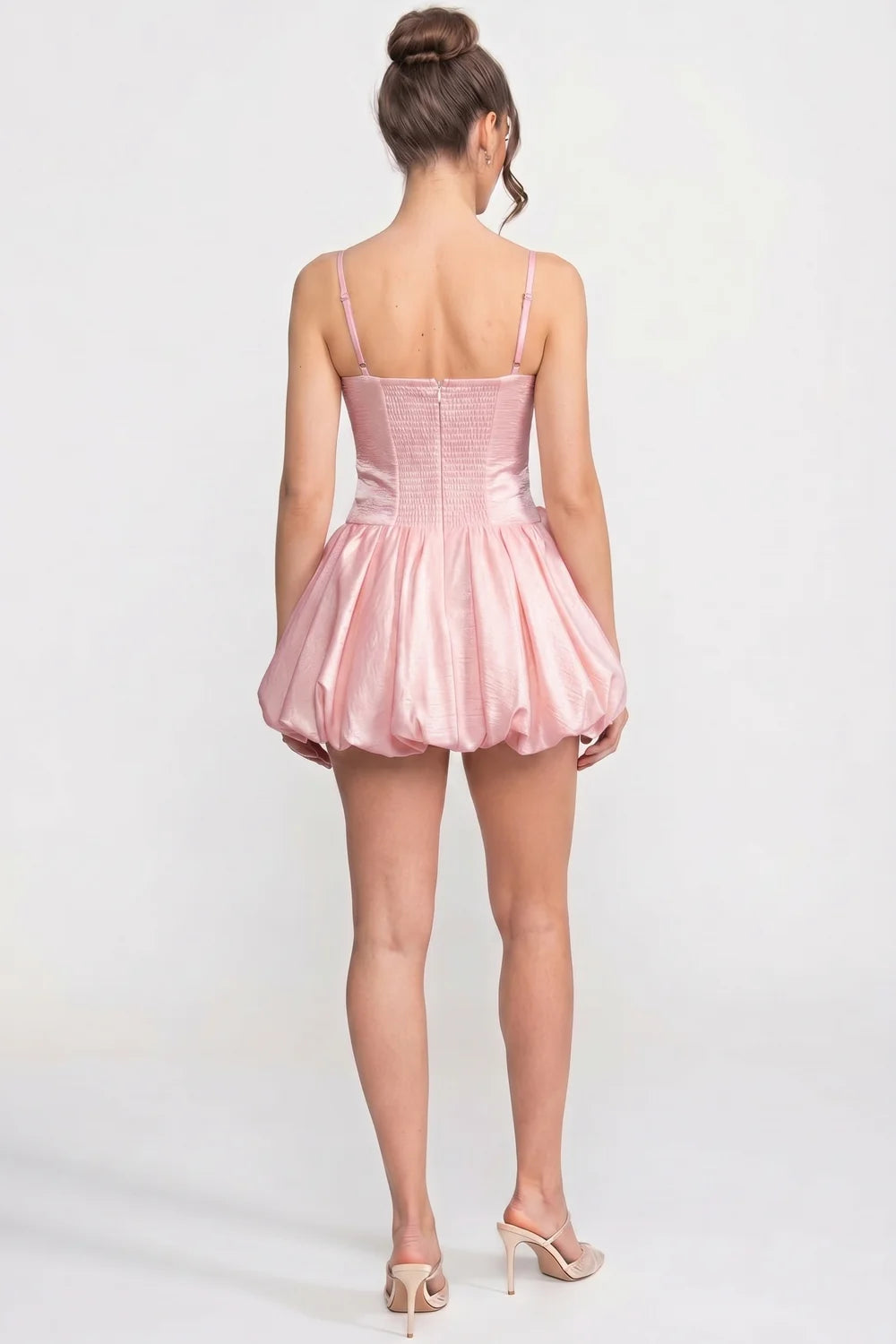Vestido com Saia Estruturada e Detalhe de Flores na Barra