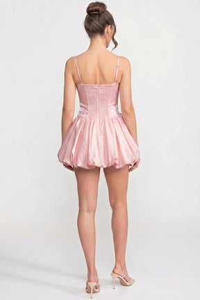 Vestido com Saia Estruturada e Detalhe de Flores na Barra