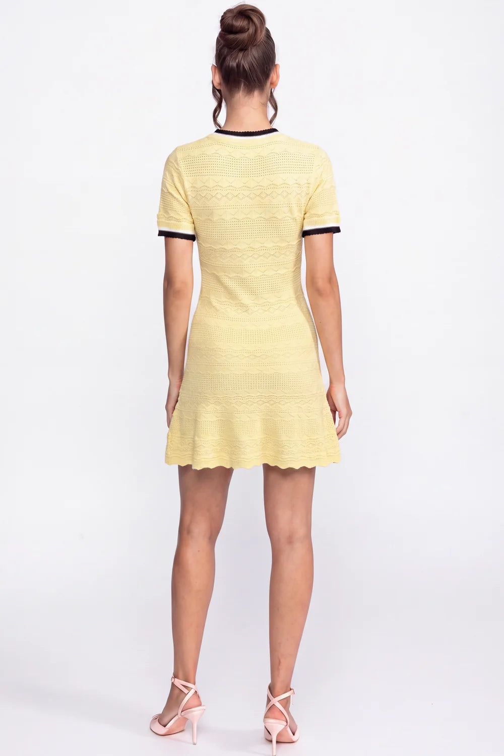 Vestido Míni Linha A com Broche de Laço