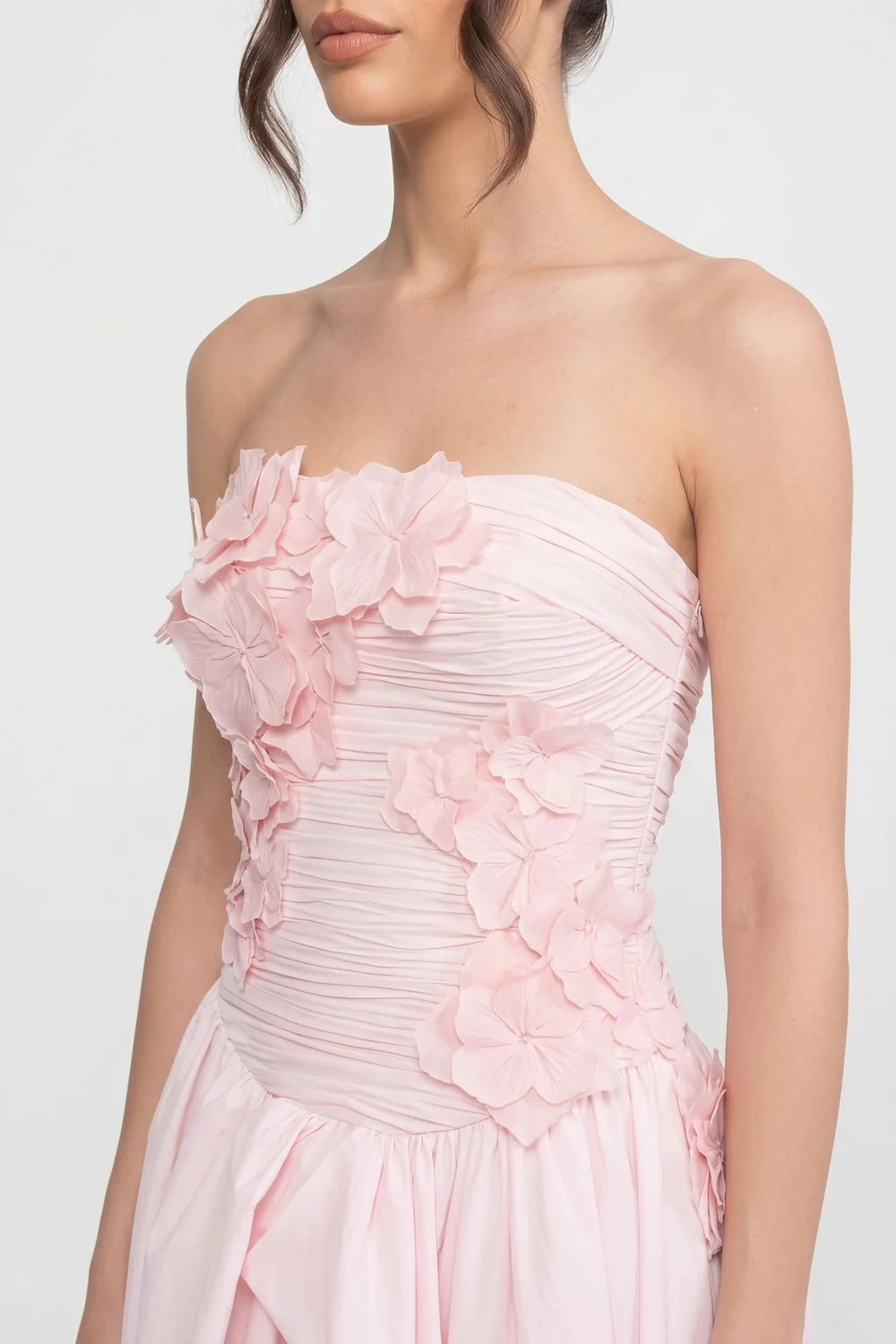 Vestido Rosa Fluido com Detalhes Florais