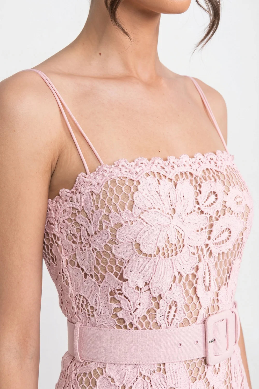 Vestido Longo Sereia em Renda com Recortes Vazados e Alças Delicadas