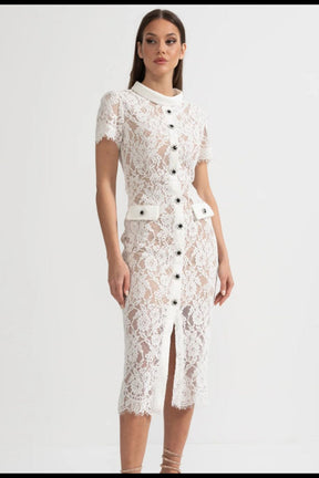 Vestido de Renda com Botões – Silhueta Fina e Detalhes Artísticos