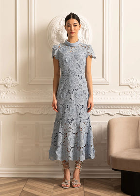 Vestido Renda Bordada  – Elegância Sofisticada