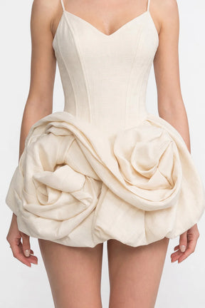 Vestido com Saia Estruturada e Detalhe de Flores na Barra