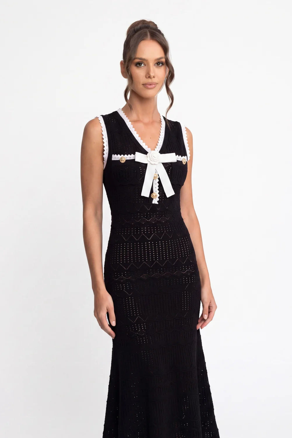 Vestido Mídi Decote V, Botões e Detalhe de Laço