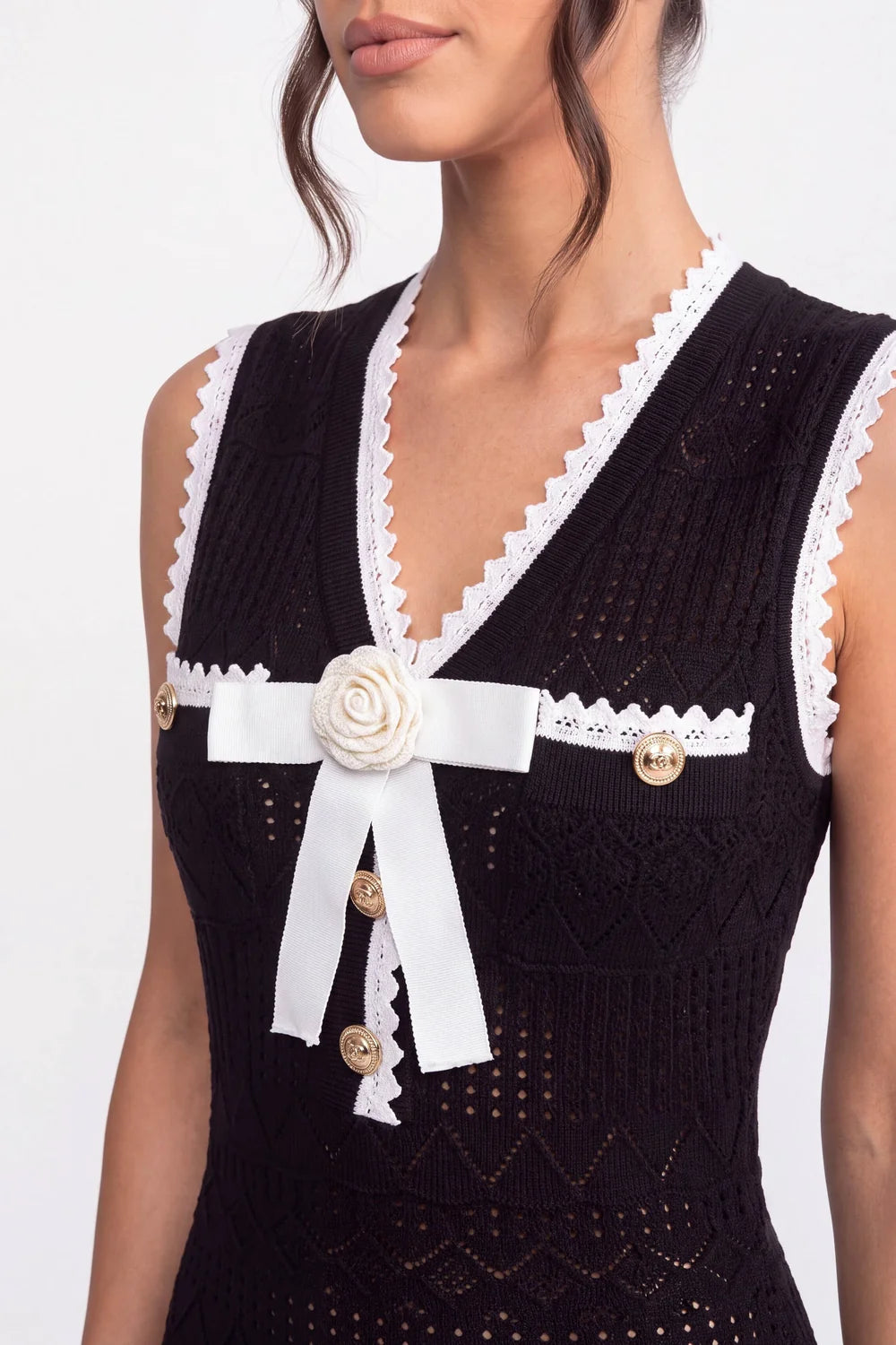 Vestido Mídi Decote V, Botões e Detalhe de Laço