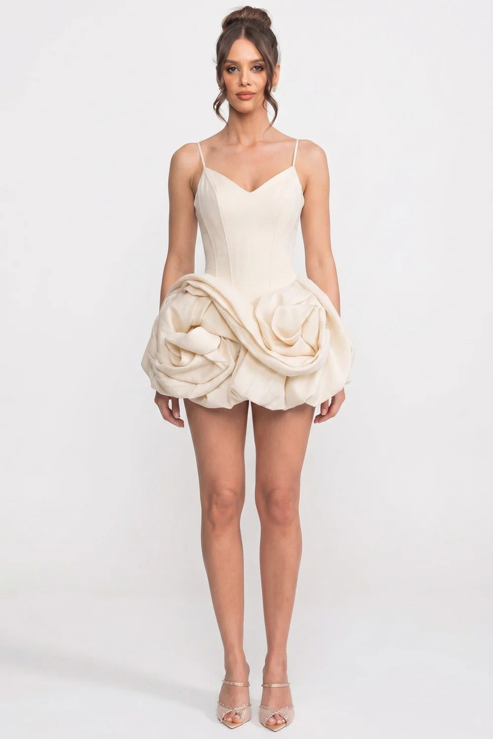 Vestido com Saia Estruturada e Detalhe de Flores na Barra