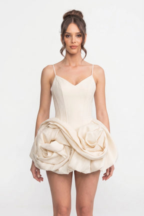 Vestido com Saia Estruturada e Detalhe de Flores na Barra