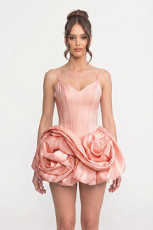 Vestido com Saia Estruturada e Detalhe de Flores na Barra
