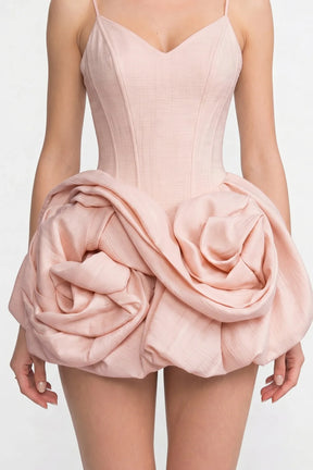 Vestido com Saia Estruturada e Detalhe de Flores na Barra
