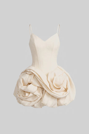 Vestido com Saia Estruturada e Detalhe de Flores na Barra