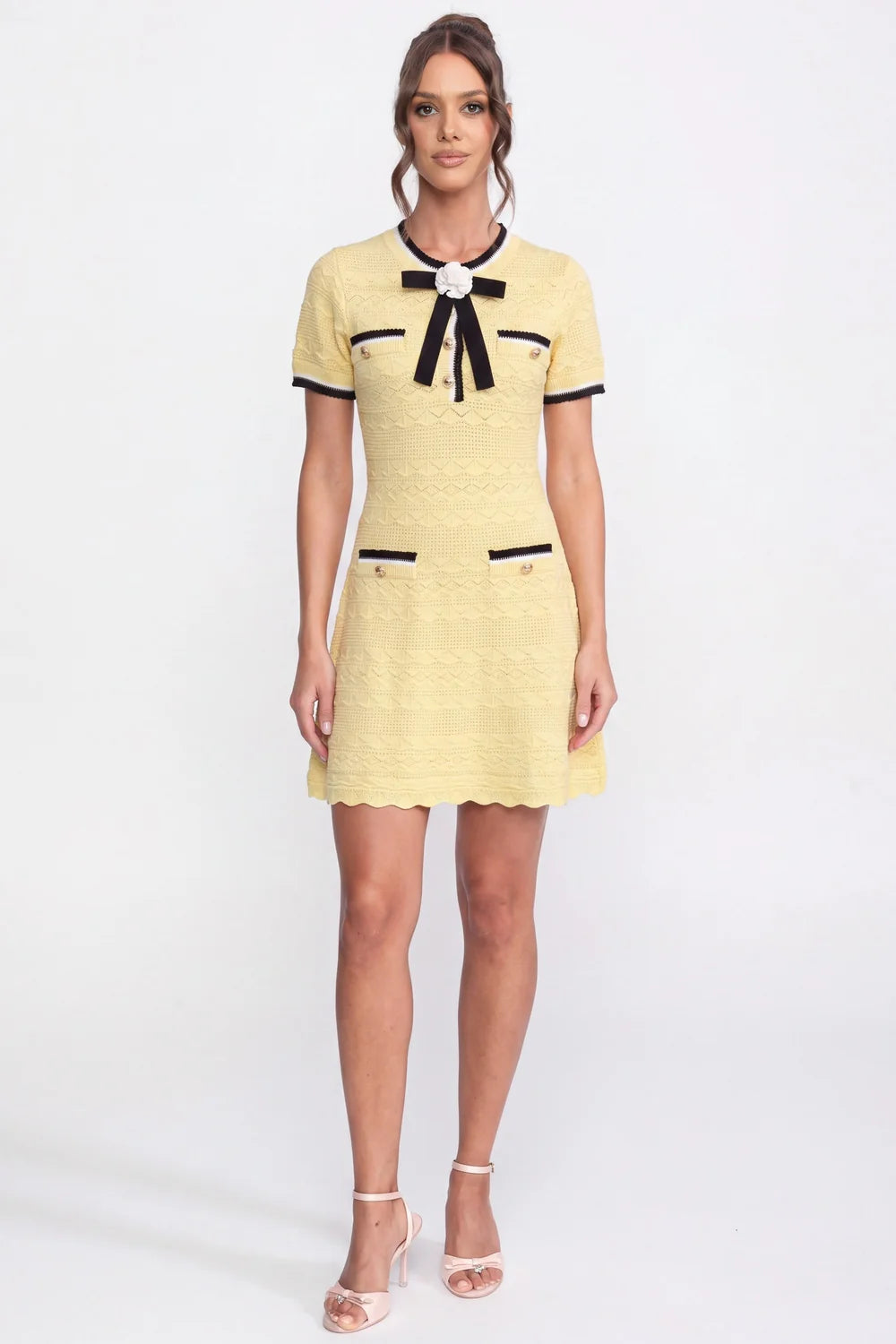 Vestido Míni Linha A com Broche de Laço
