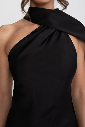 Vestido Longo Acetinado com Detalhe Torcido no Pescoço e Caimento Fluido