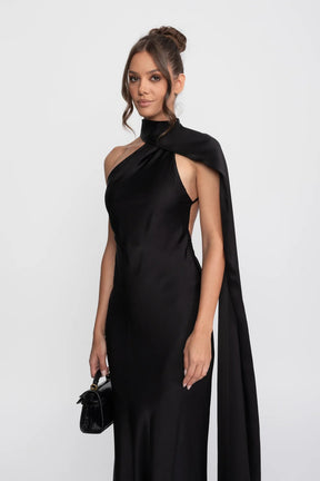 Vestido Longo Acetinado com Detalhe Torcido no Pescoço e Caimento Fluido