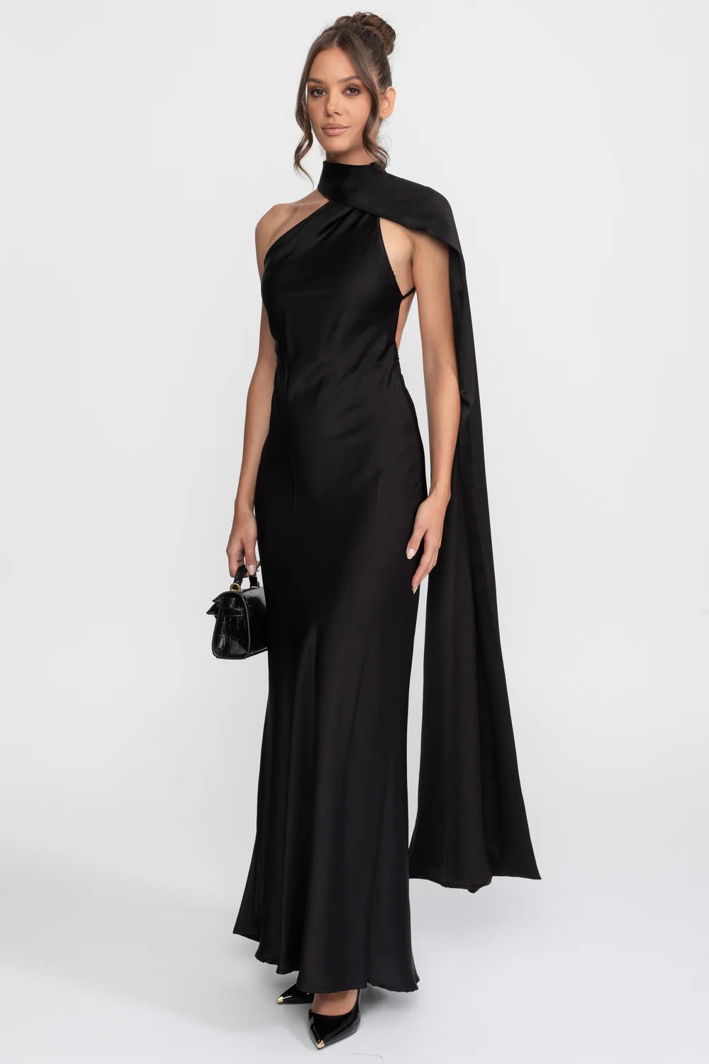 Vestido Longo Acetinado com Detalhe Torcido no Pescoço e Caimento Fluido
