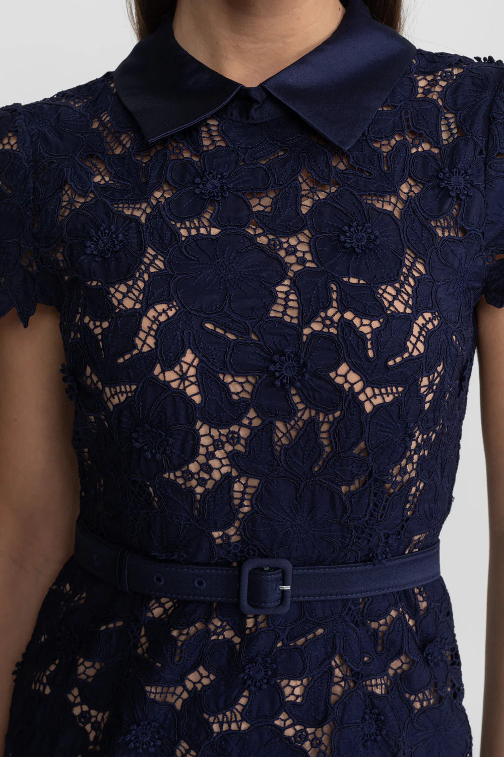 Vestido Sereia com Gola de Lapela, Flores em Relevo e Recortes Vazados