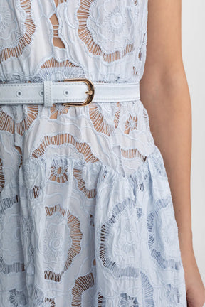 Midi Romântico em Renda Vazada com Cinto e Decote Elegante