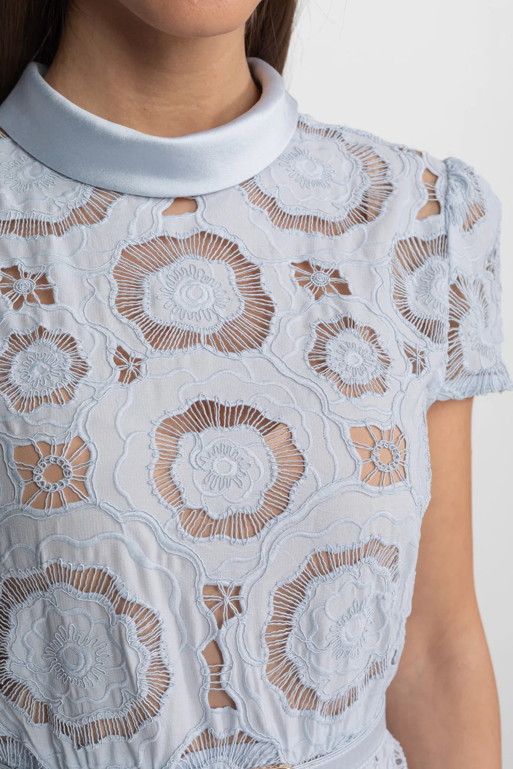 Midi Romântico em Renda Vazada com Cinto e Decote Elegante