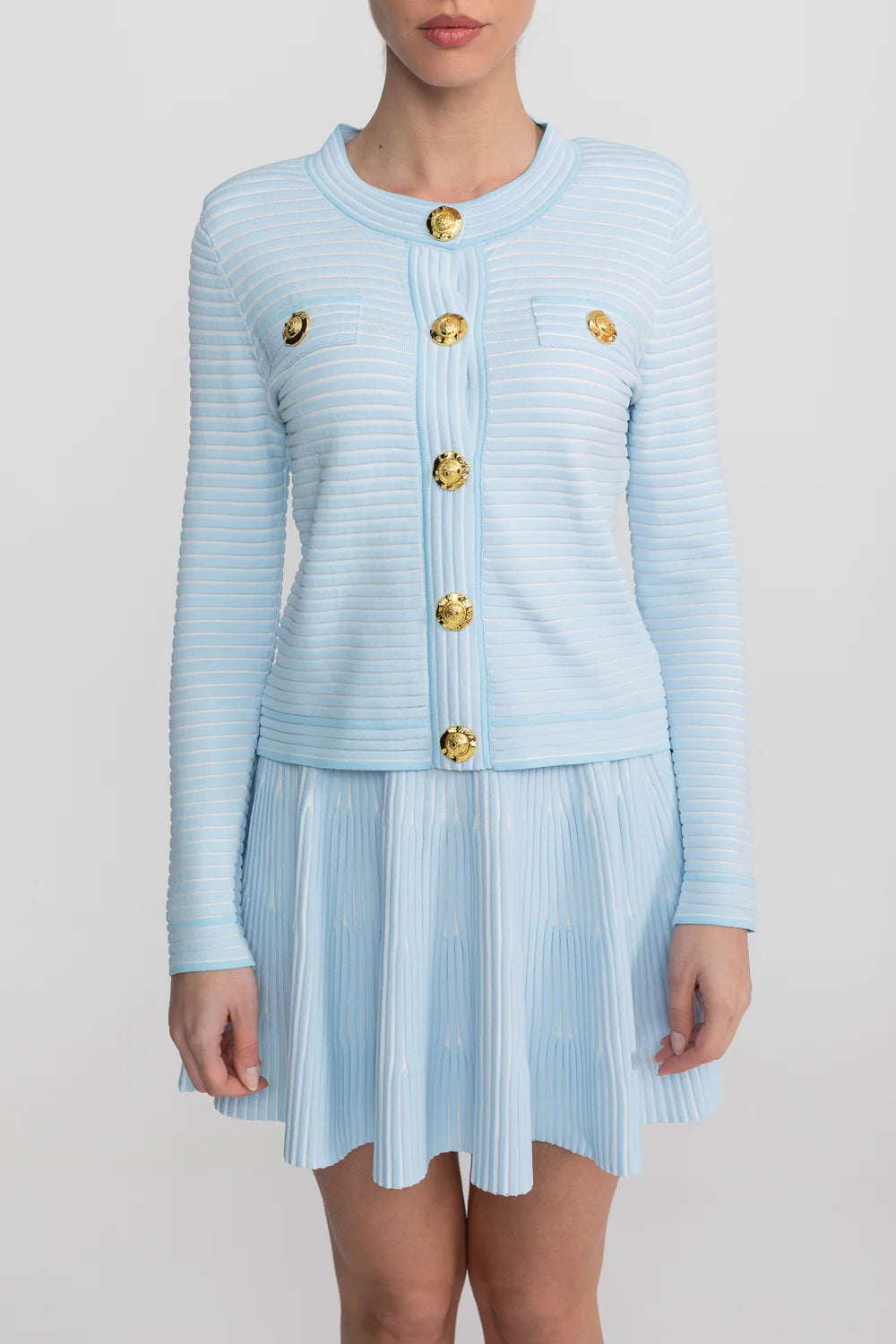 Conjunto em Tricô Estruturado -  Cardigan com Botões Dourados e Saia Plissada