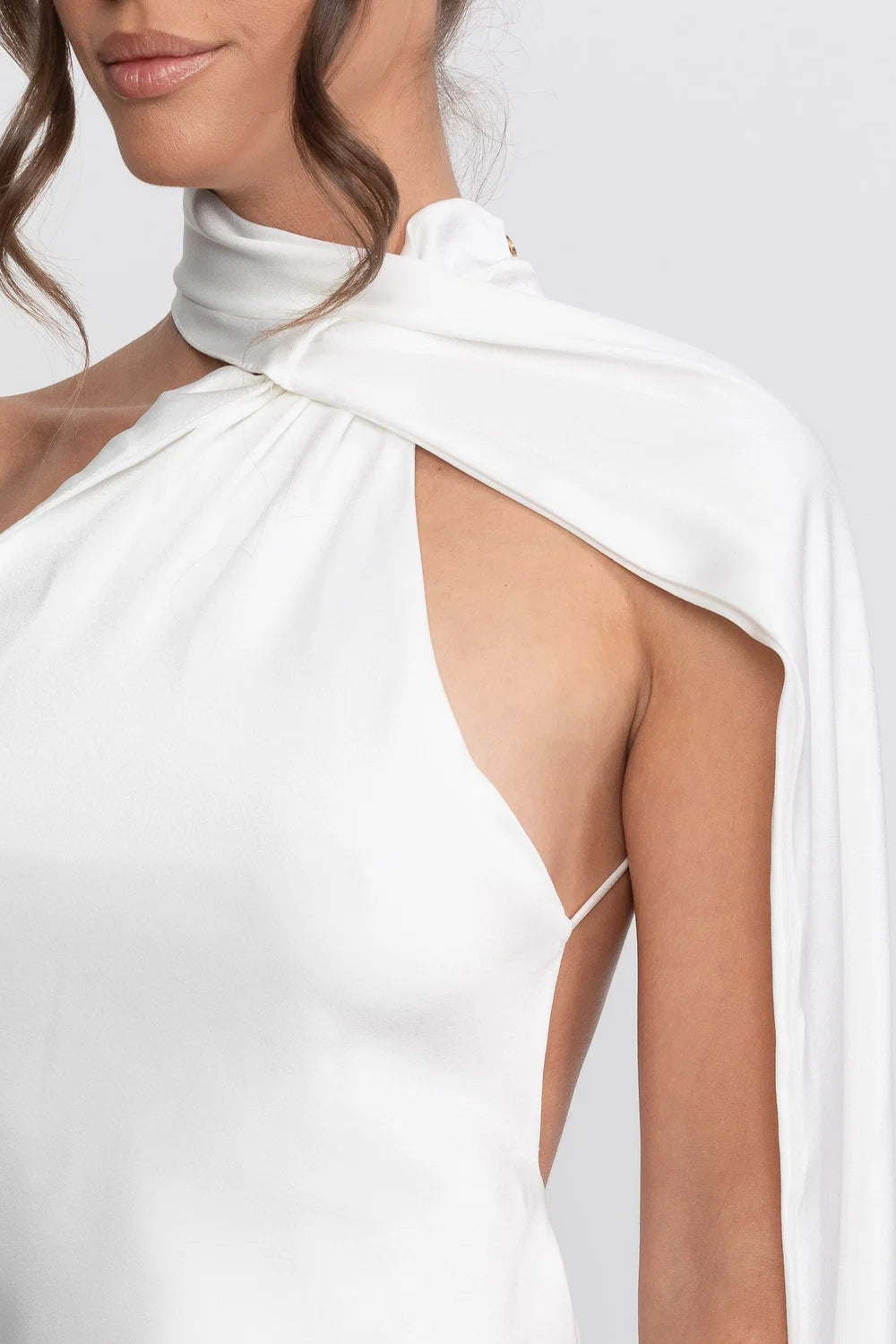 Vestido Longo Acetinado com Detalhe Torcido no Pescoço e Caimento Fluido