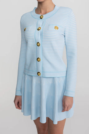 Conjunto em Tricô Estruturado -  Cardigan com Botões Dourados e Saia Plissada