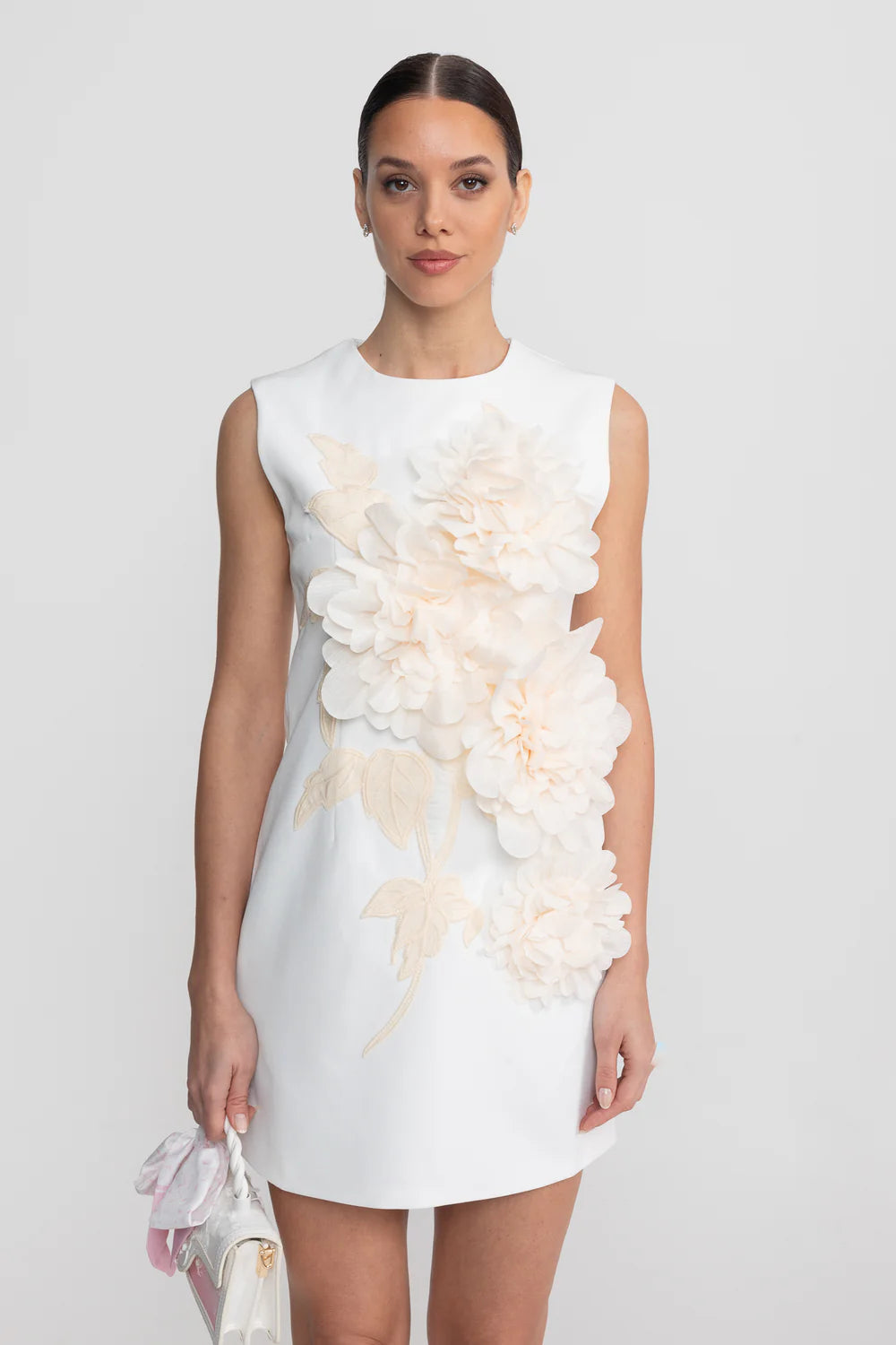Vestido Curto Alfaiataria com Aplicações Florais em 3D – Exclusividade e Arte