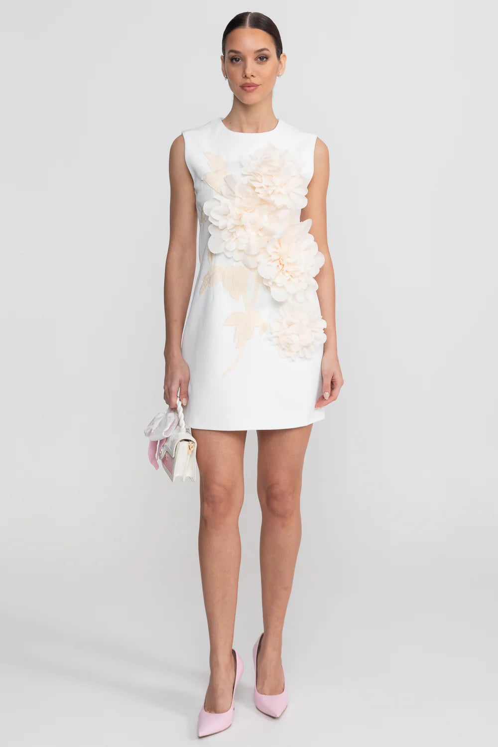 Vestido Curto Alfaiataria com Aplicações Florais em 3D – Exclusividade e Arte