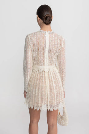Vestido de Alta Alfaiataria em Renda com Detalhes Brilhantes