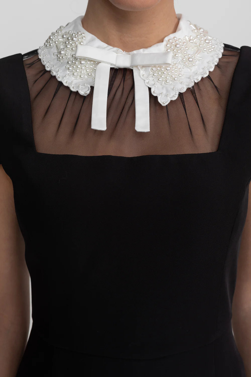 Vestido Longo Bordado e Gola Elegante