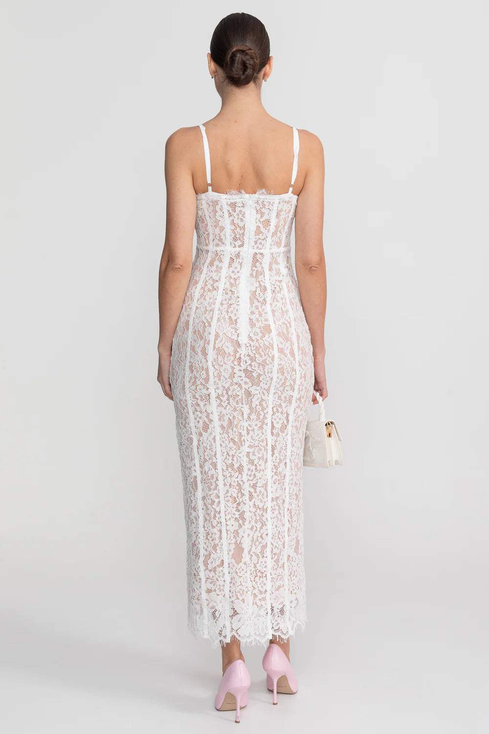 Vestido Longo Escultural com Decote Quadrado e Renda Nobre