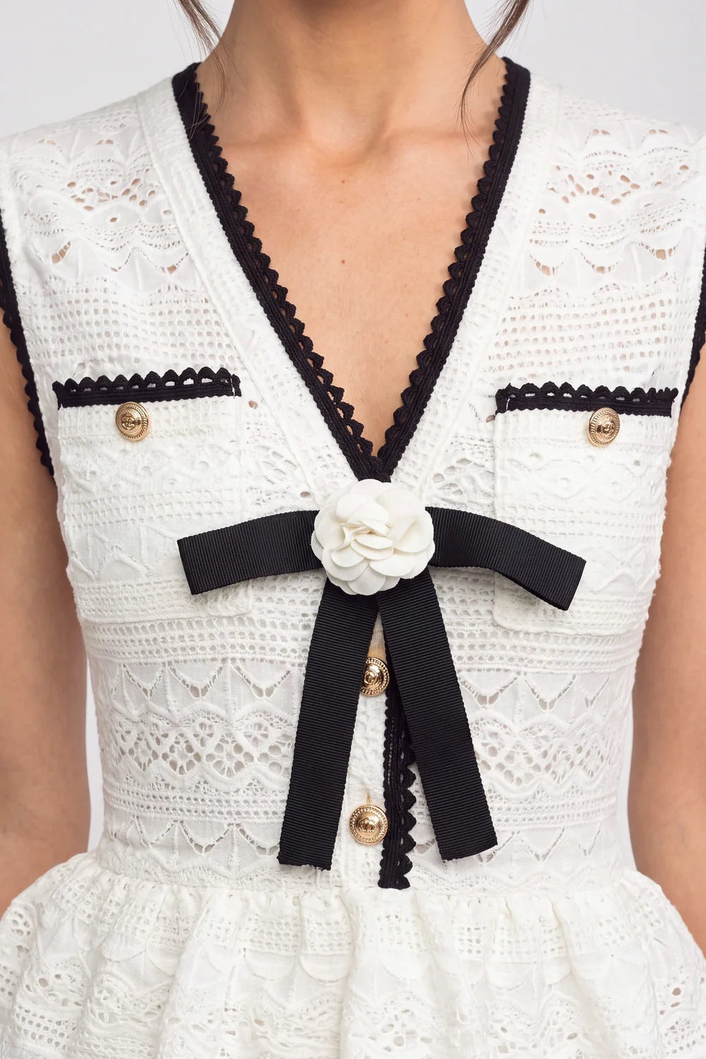 Vestido Mídi Decote V, Botões e Detalhe de Laço