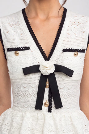 Vestido Mídi Decote V, Botões e Detalhe de Laço