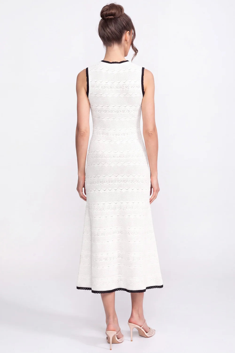 Vestido Mídi Decote V, Botões e Detalhe de Laço