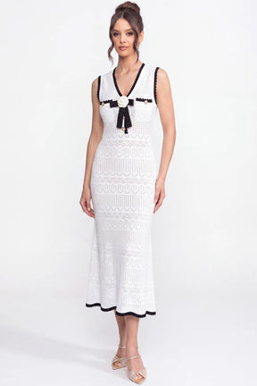 Vestido Mídi Decote V, Botões e Detalhe de Laço