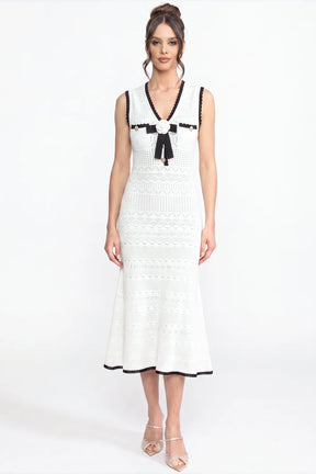 Vestido Mídi Decote V, Botões e Detalhe de Laço