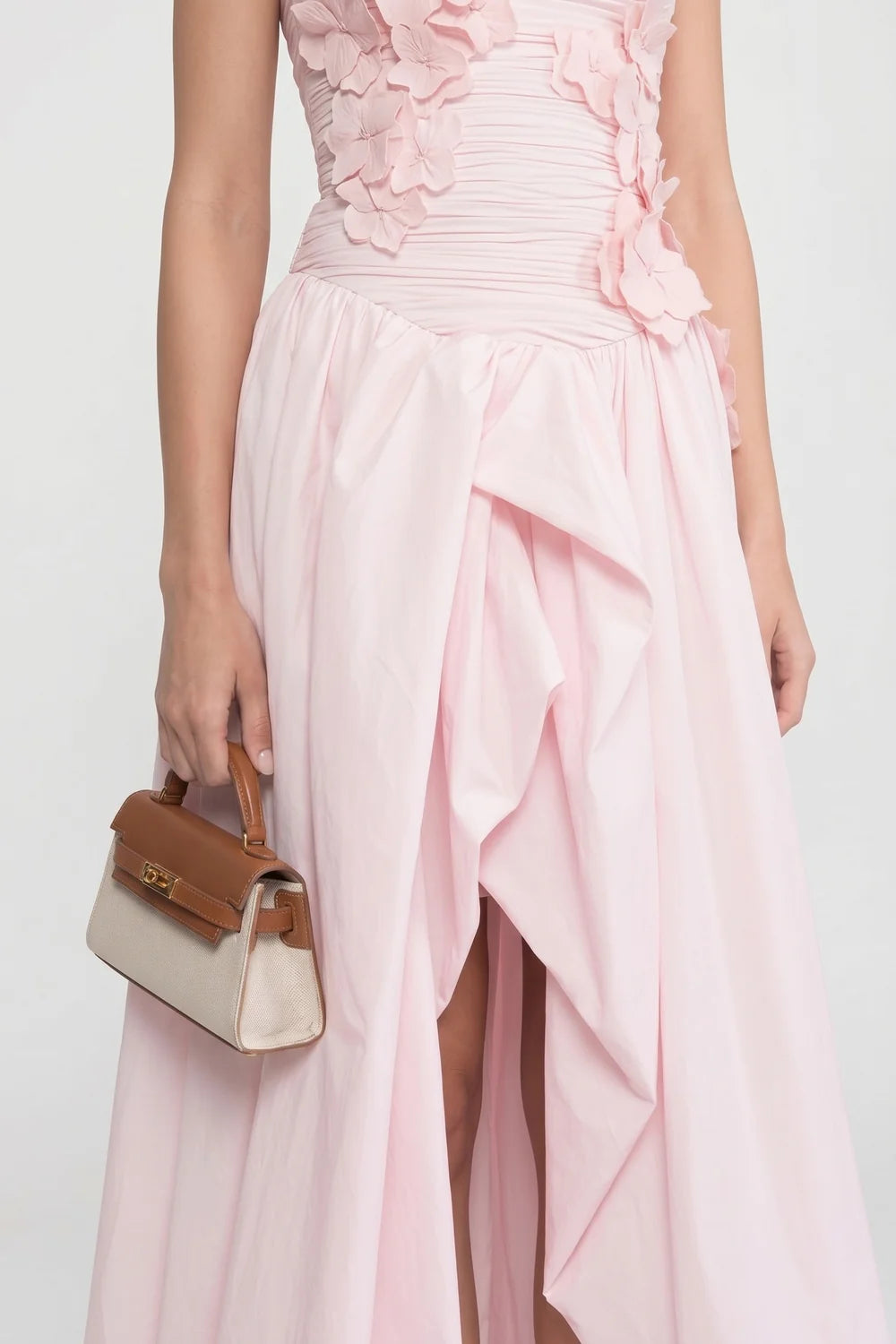 Vestido Rosa Fluido com Detalhes Florais